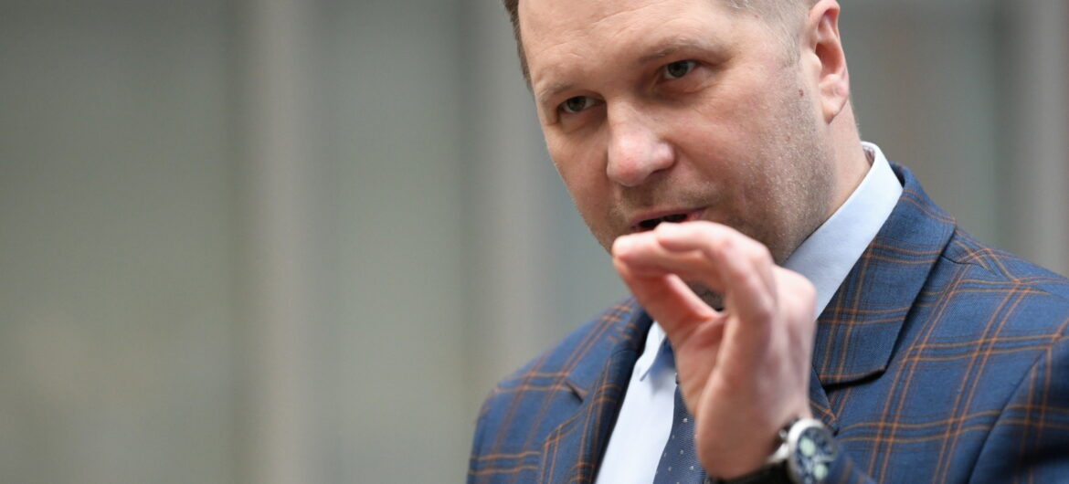 Ostro! Minister Czarnek pokazał, jak należy rozmawiać z TVN. Dziennikarzy trzeba było cucić po tej odpowiedzi