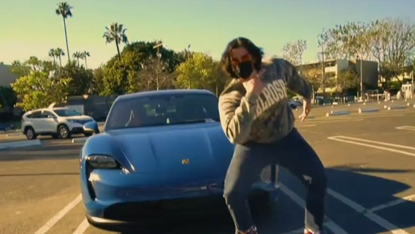 Komunistyczny influencer, który ostro krytykował kapitalizm, kupił sobie luksusowe Porsche
