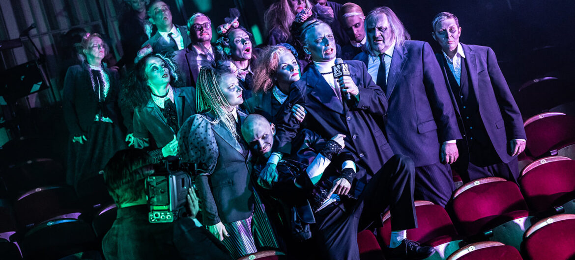 Skandaliczny spektakl w kieleckim teatrze. Prezydent Kaczyński wraz z żoną przedstawieni jako żywe trupy