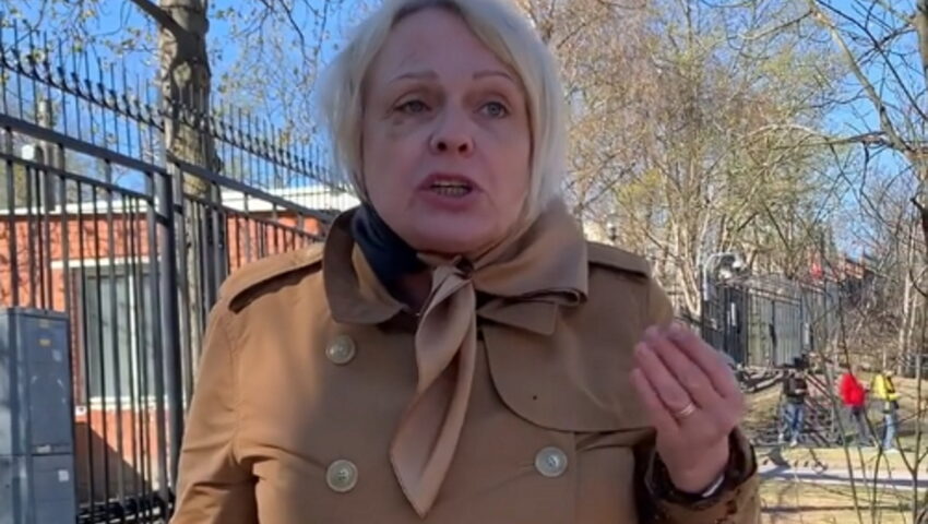 Rosjanka zaatakowała Ukrainkę przed ambasadą. Zwyzywała ją od prostytutki, biedaczki i karlicy