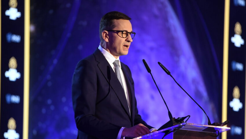 Premier Morawiecki: szefowi Orlenu należy się medal, a nie dymisja