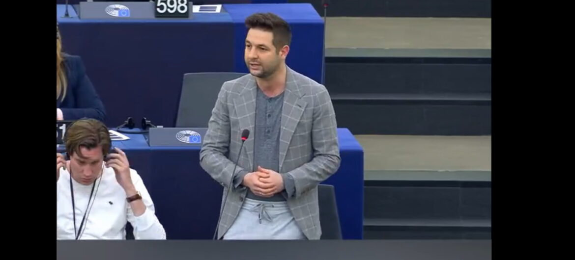 Patryk Jaki znokautował europejskie lewactwo. A opozycja śmieje się z jego spodni