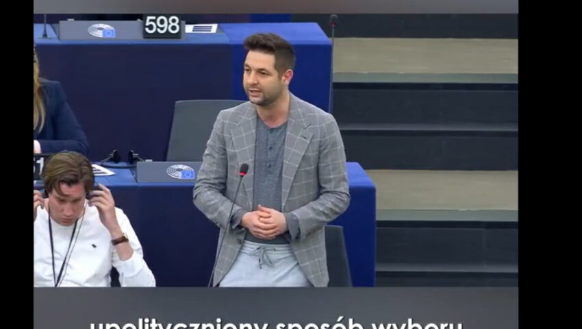Patryk Jaki znokautował europejskie lewactwo. A opozycja śmieje się z jego spodni