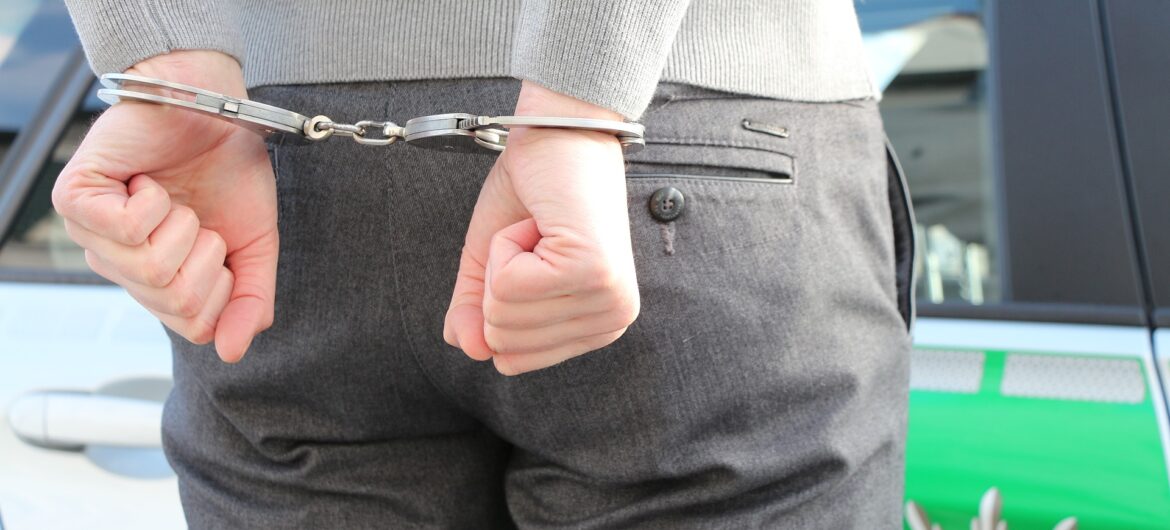 Mężczyzna w kajdankach uciekł policji. Przechodniom tłumaczył, że to gadżet erotyczny