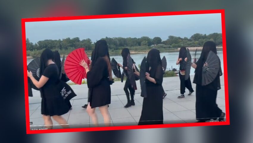 Marsz żałobny dla Odry na warszawskich Bulwarach Wiślanych. W obronie klimatu przemaszerowały “Wachlarze Bojowe”