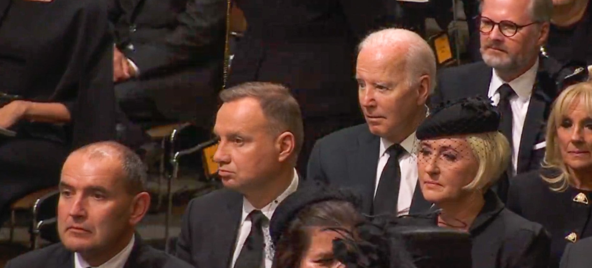 Dlaczego prezydent Duda siedział przed Joe Bidenem? Wyjaśniamy