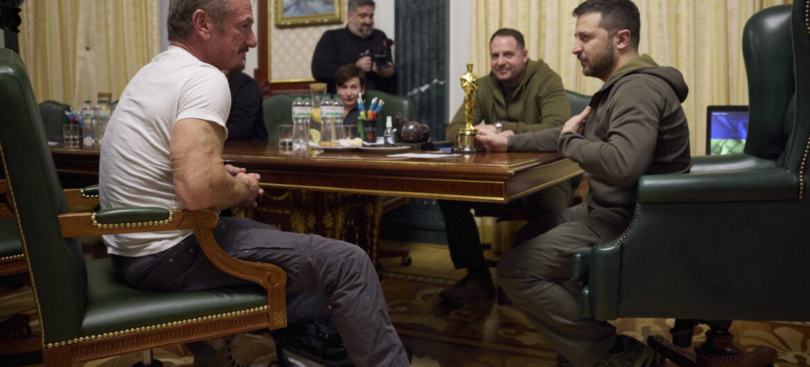 Sean Penn kolejny raz spotkał się z prezydentem Zełenskim. Zostawił niezwykły prezent