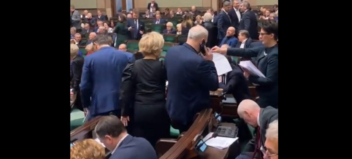 Hit! Tak to teraz wygląda. Posłanka od Gowina “pobiera ściągi do głosowania od PSLu”?