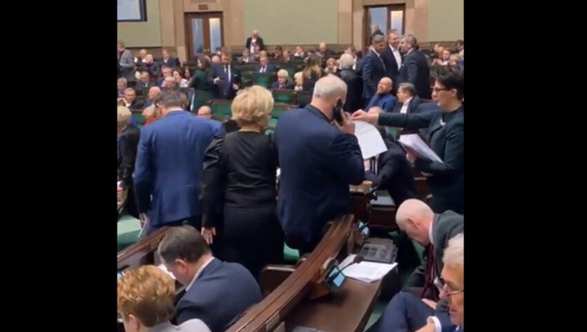 Hit! Tak to teraz wygląda. Posłanka od Gowina “pobiera ściągi do głosowania od PSLu”?
