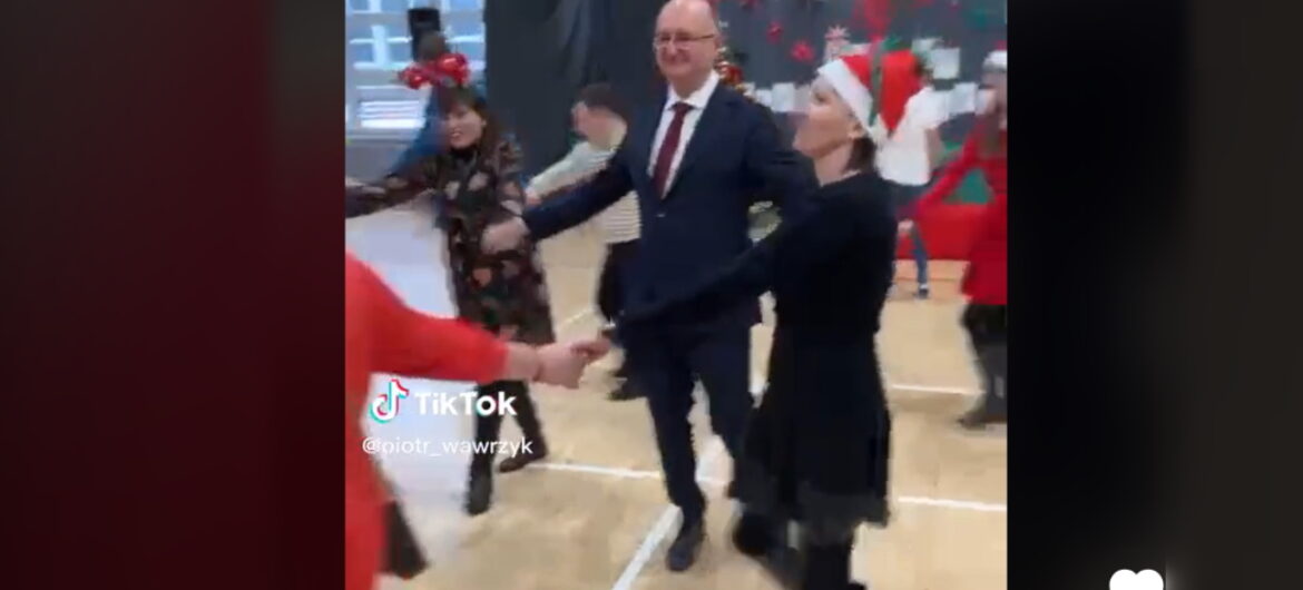 Minister tańczy z niepełnosprawnymi dziećmi. Dla tabloidu to powód do kpin?