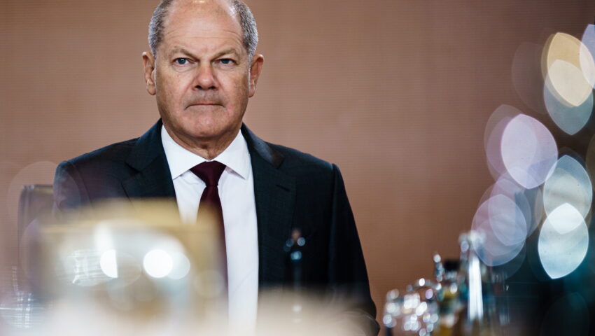 Bruksela: Niemcy prowadzą podwójną grę w sprawie Ukrainy. Czego obawia się kanclerz Scholz?