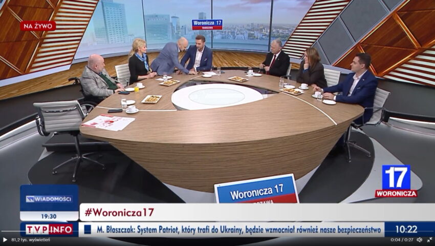 Latający ogórek i okrzyki “jest pan mendą”. Co za emocje na antenie TVP!