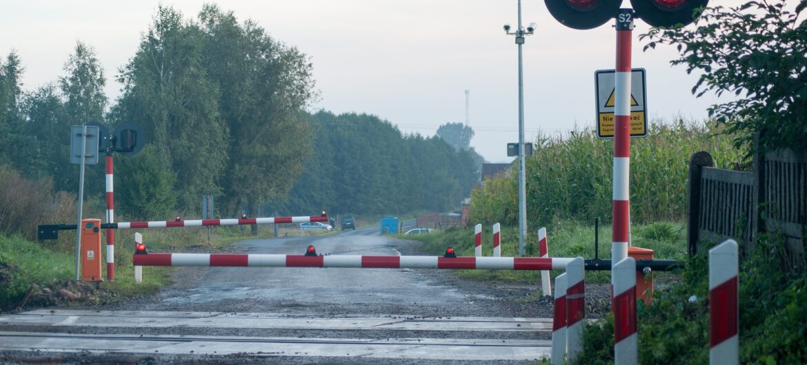 Pędził do ukochanej, utknął na przejeździe i zrobił… najdroższe zdjęcie w życiu