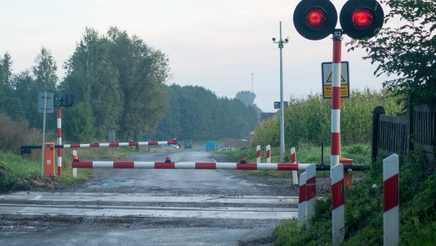 Pędził do ukochanej, utknął na przejeździe i zrobił… najdroższe zdjęcie w życiu