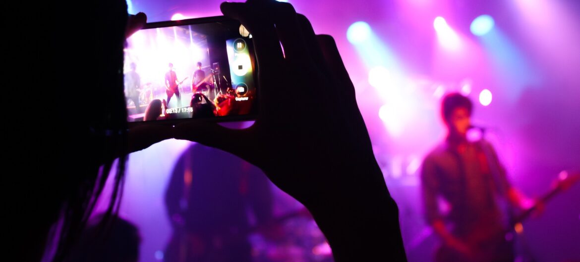 Dwóch muzyków miało molestować uczestników popularnego telewizyjnego show. Jest akt oskarżenia