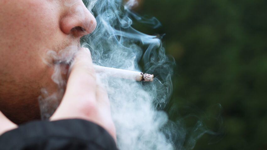 Chciał umilić sobie lot papierosem. Tak kończy się łamanie zakazu w samolocie
