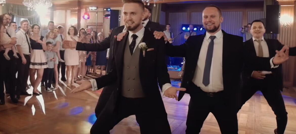 Mężczyzna chciał zaskoczyć żonę na weselu. Nagranie podbija internet