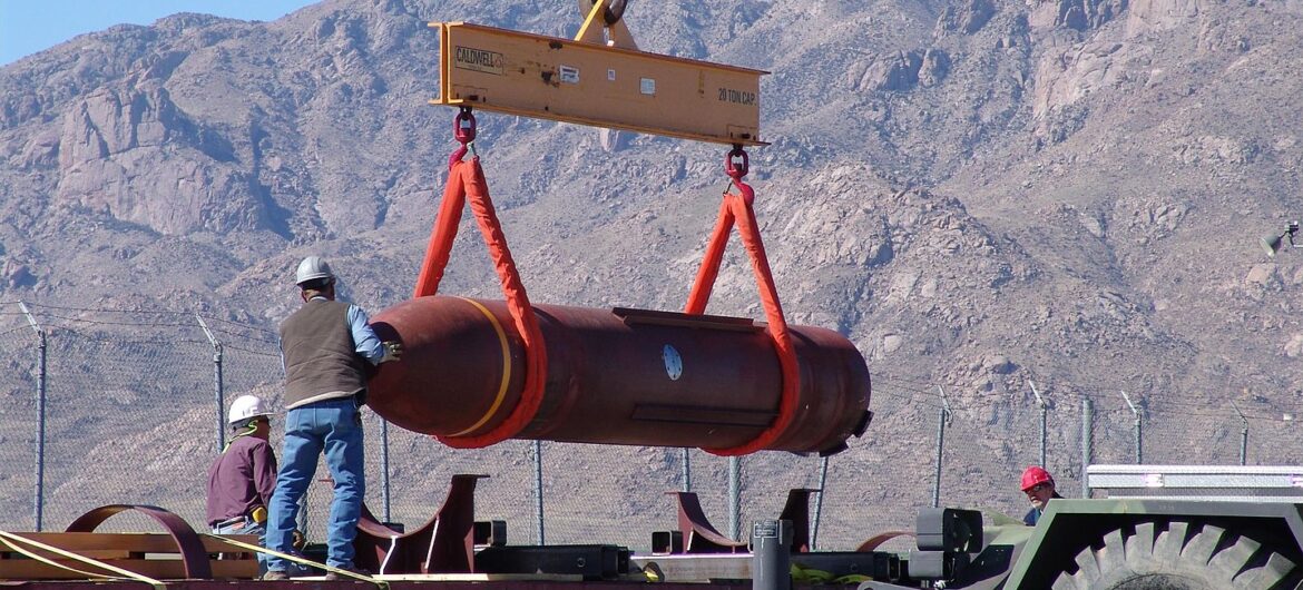 To była groźba? Pentagon pokazał zdjęcie ogromnej bomby, szybko je usunął