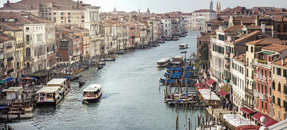 Wenecki Canal Grande zmienił kolor na zielony. Policja podejrzewa aktywistów klimatycznych