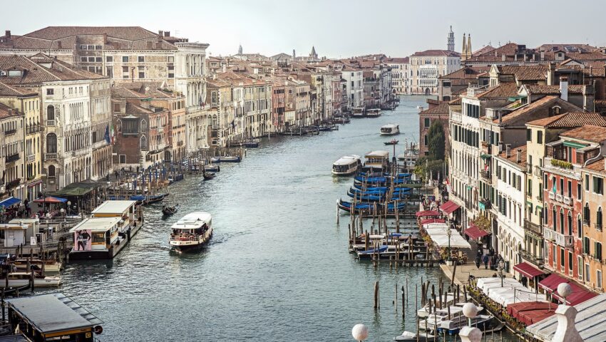 Wenecki Canal Grande zmienił kolor na zielony. Policja podejrzewa aktywistów klimatycznych