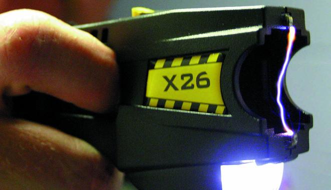 Policja użyła paralizatorów przeciwko 95-letniej staruszce. Trafiła do szpitala