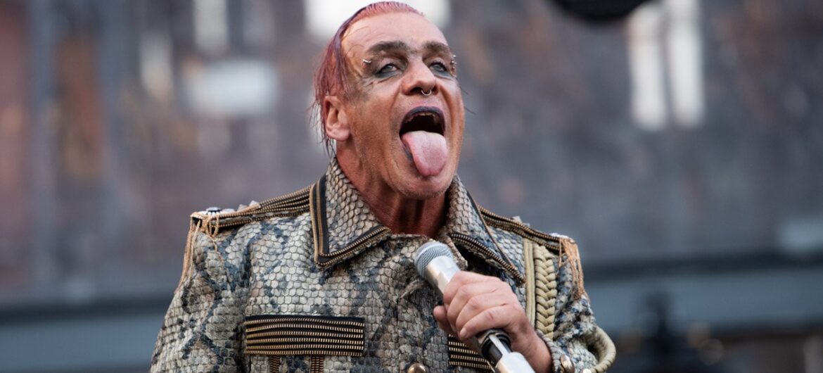 “Punkt zwrotny” w aferze Rammstein. Kobieta, która oskarżyła wokalistę zespołu, na celowniku prokuratury