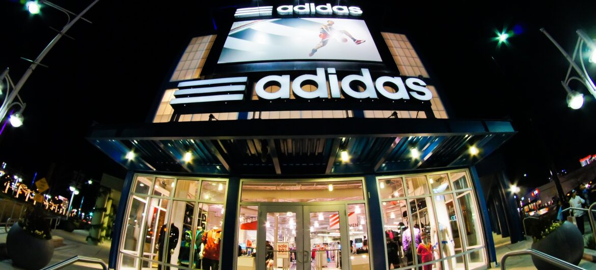 Adidas reklamuje damskie ciuchy pokazując, jak leżą na mężczyznach