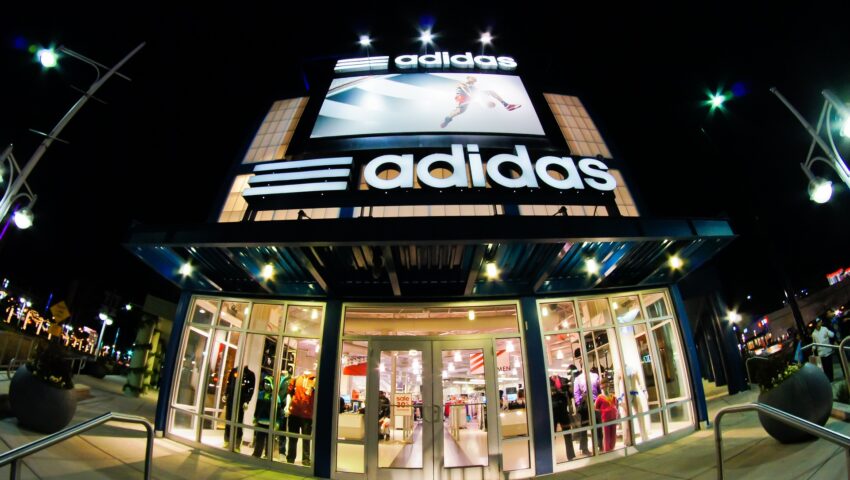 Adidas reklamuje damskie ciuchy pokazując, jak leżą na mężczyznach