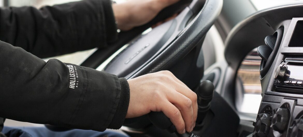 Nastolatków oskarżono o kradzieże samochodów. Ich opiekunka przyjechała po nich pojazdem, który też był skradziony