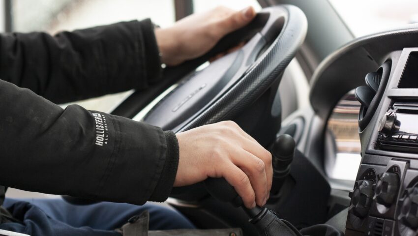 Nastolatków oskarżono o kradzieże samochodów. Ich opiekunka przyjechała po nich pojazdem, który też był skradziony