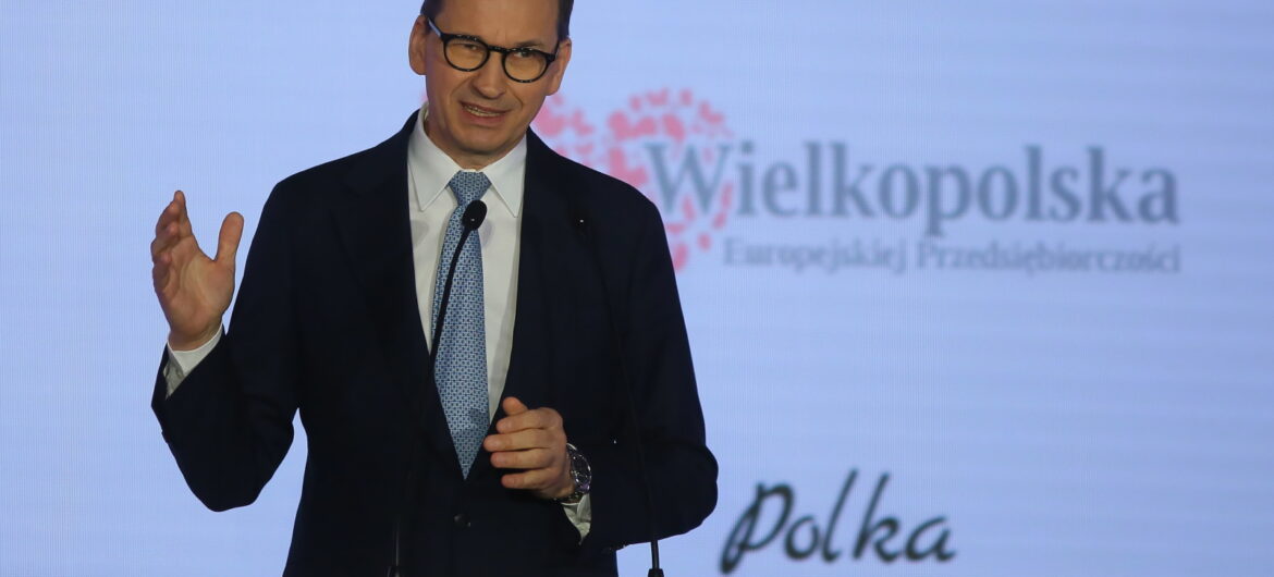 Morawiecki pokazał wykres. „Wygłupy brukselskiego emeryta” kontra poważne dane