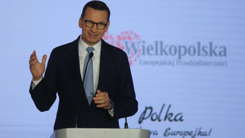 Morawiecki pokazał wykres. „Wygłupy brukselskiego emeryta” kontra poważne dane