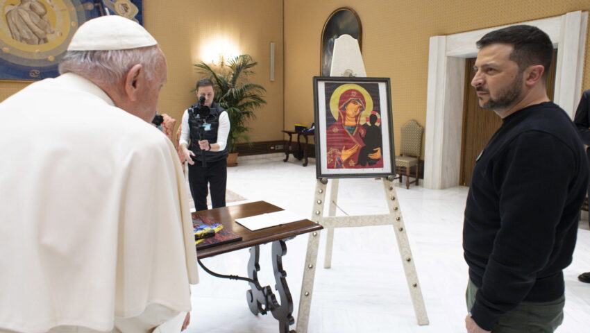 Prezydent Zełenski spotkał się papieżem Franciszkiem. Dał mu niezwykły prezent