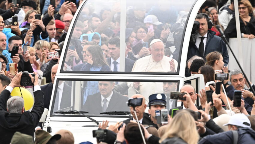 Strzały w Watykanie. Samochód staranował bramę św. Anny