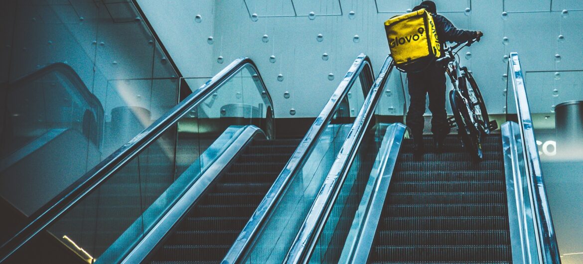 Glovo wprowadzania konsumentów w błąd? UOKiK postawił zarzuty platformie