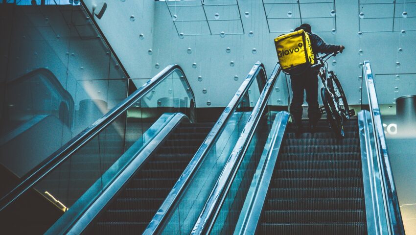 Glovo wprowadzania konsumentów w błąd? UOKiK postawił zarzuty platformie