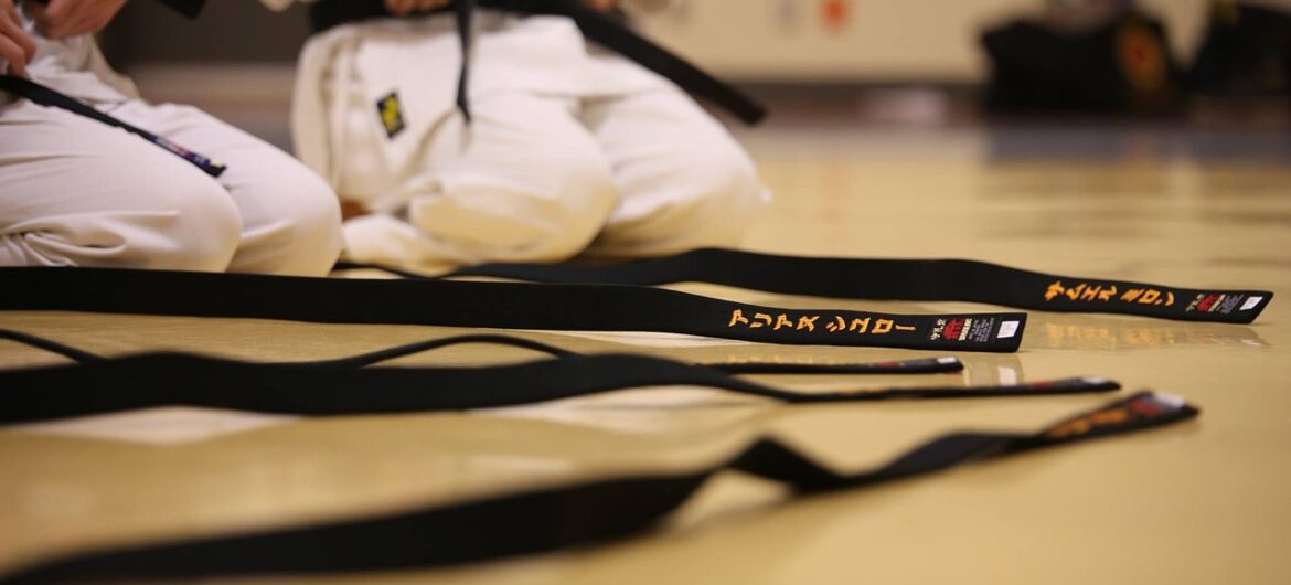 Uchodźcy próbowali zgwałcić nastolatkę. Pomógł jej karateka