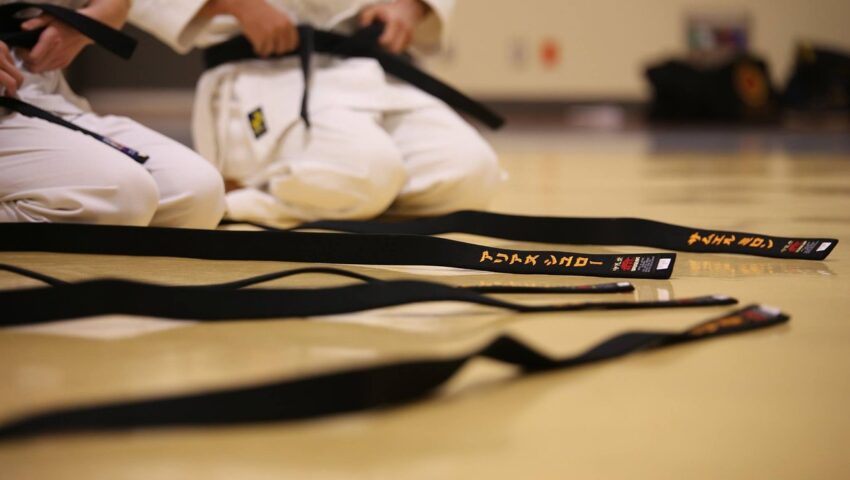 Uchodźcy próbowali zgwałcić nastolatkę. Pomógł jej karateka