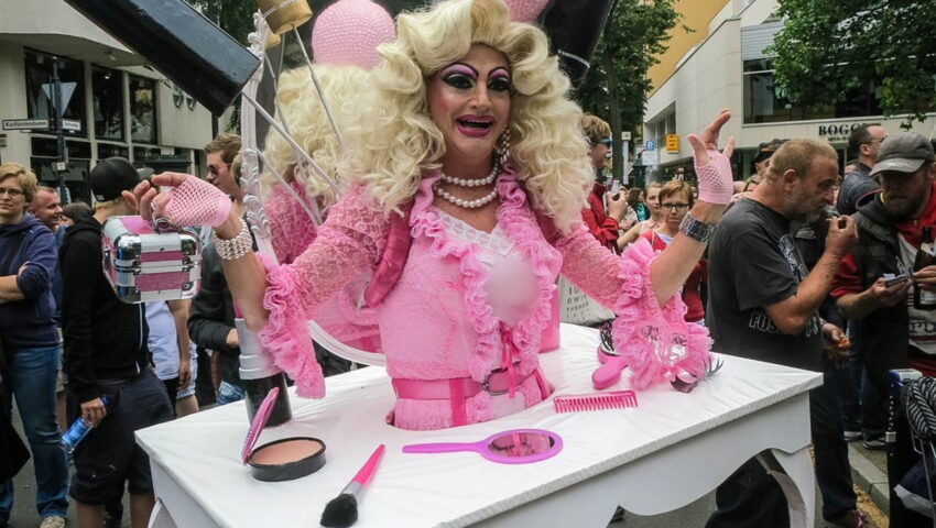 Drag queen i drag king mają czytać dzieciom książeczki