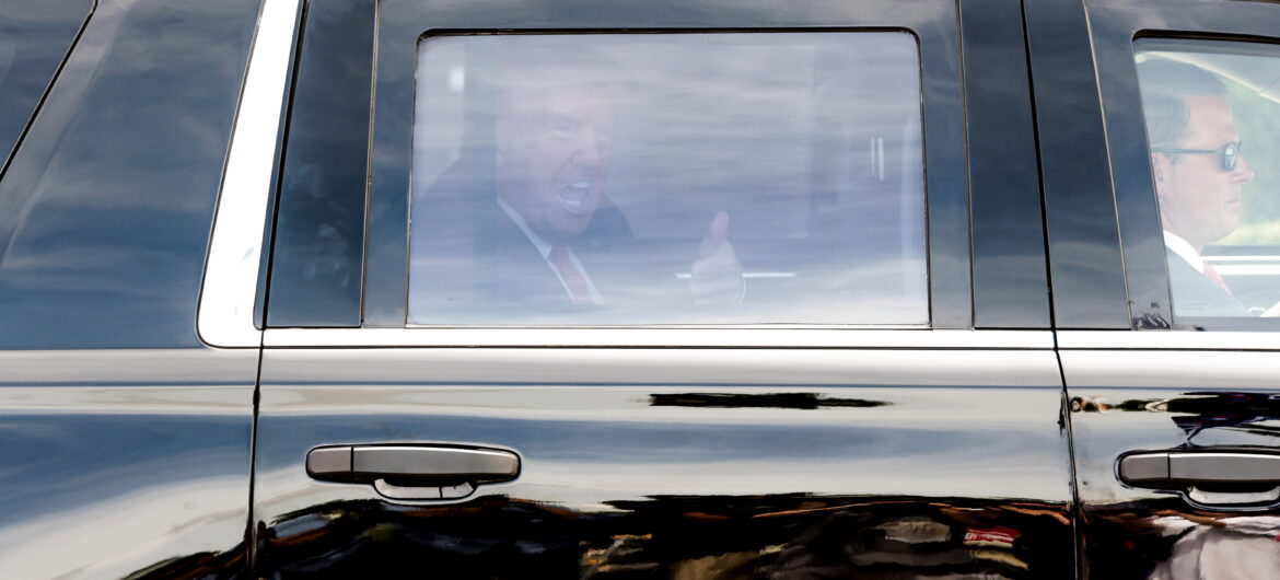 Trump postawiony w stan oskarżenia i formalnie aresztowany