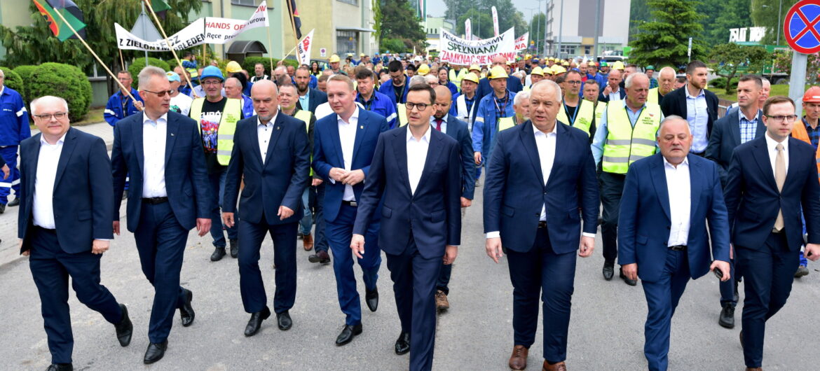 Przełomowe rozwiązania dla pracowników. Premier: to realizacja testamentu Solidarności lat 80.