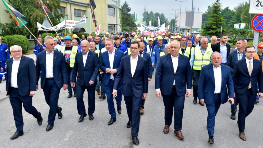 Przełomowe rozwiązania dla pracowników. Premier: to realizacja testamentu Solidarności lat 80.