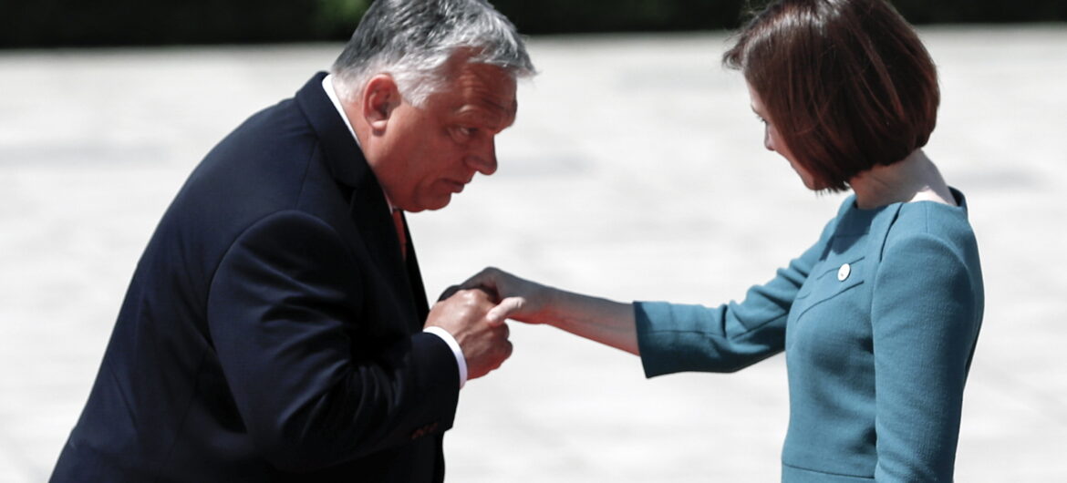 Orban chciał pocałować prezydent Mołdawii. Nagranie wpadki trafiło do sieci