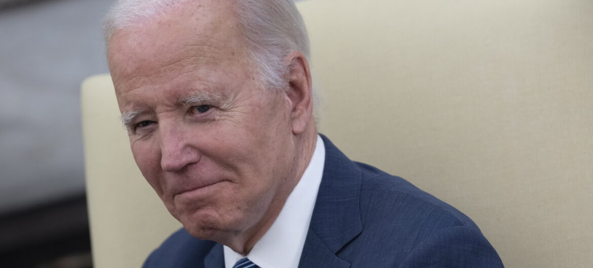 Z Białego Domu wyrzucono dziennikarzy. Biden tylko się uśmiechał
