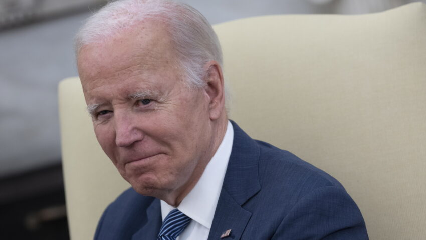 Z Białego Domu wyrzucono dziennikarzy. Biden tylko się uśmiechał