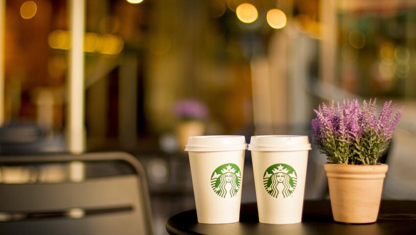 Sąd uznał, że pracownica Starbucksa padła ofiarą rasizmu. Dostanie milionowe odszkodowanie