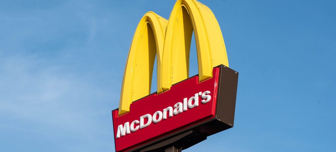 McDonald’s wprowadza weselne menu. Na stołach cheeseburgery i nuggetsy