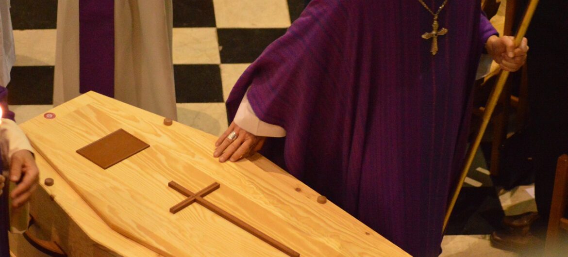 Burmistrz uderza w tradycję czuwania przy trumnach w kościołach. Twierdzi, że to… odstrasza turystów