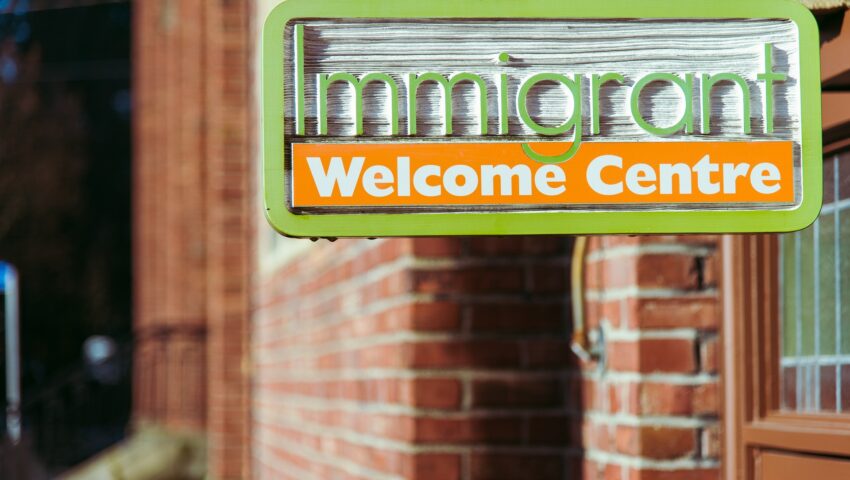 Nielegalni imigranci rzucali kamieniami w przechodniów. Zaatakowali mężczyzn, którzy próbowali ich powstrzymać