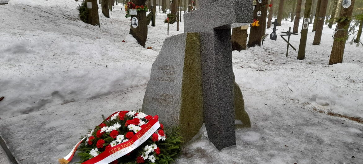 Z cmentarza pod Petersburgiem zniknął krzyż ku czci Polaków pomordowanych przez Stalina